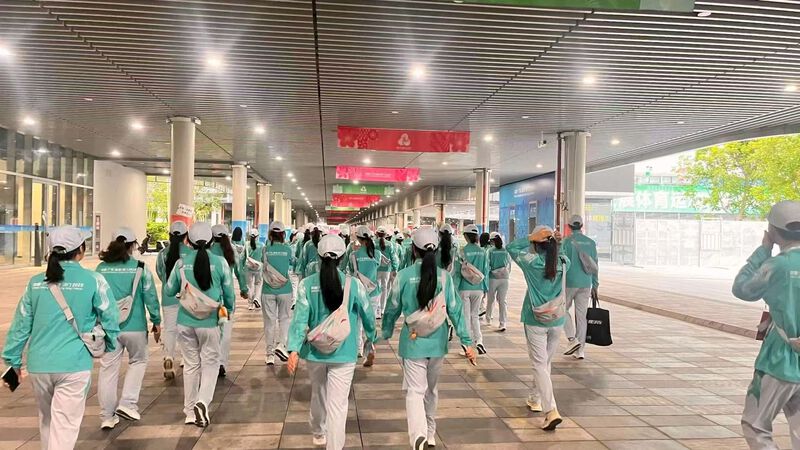 提前2小时到岗，一站6个小时，十五运福田羽毛球志愿者成赛场星光