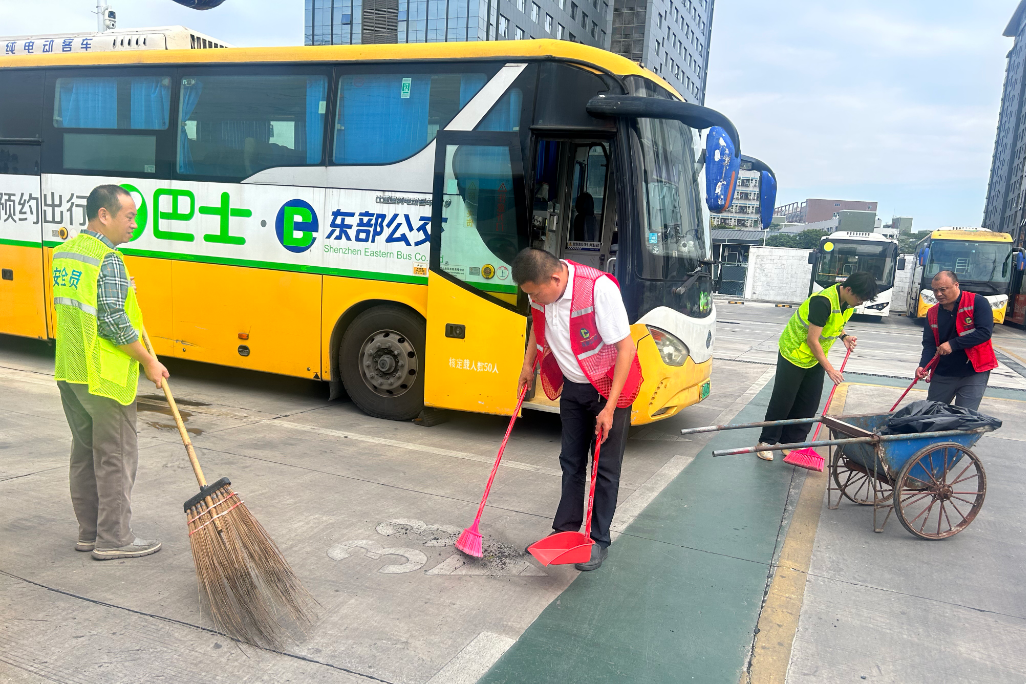 深圳东部公交华宁车队开展清洁行动,共筑美好乘车环境