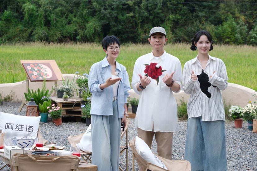 《背后》节目聚焦陈小春：复杂世界里的简单人生哲学