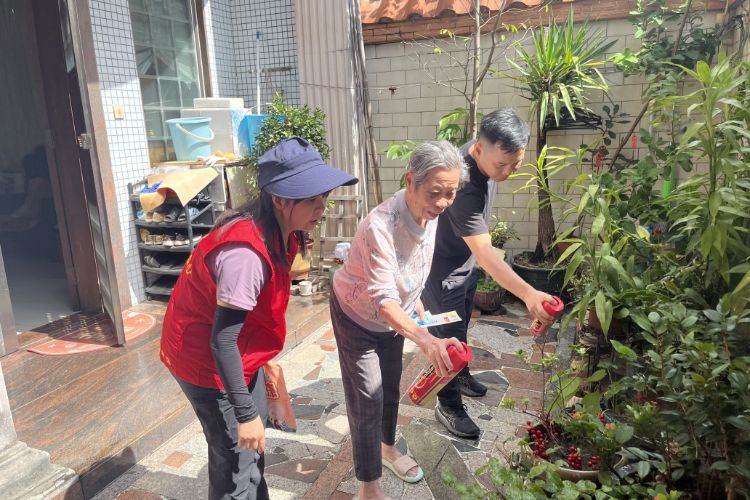 东区街道党群同心阻断蚊媒传播链