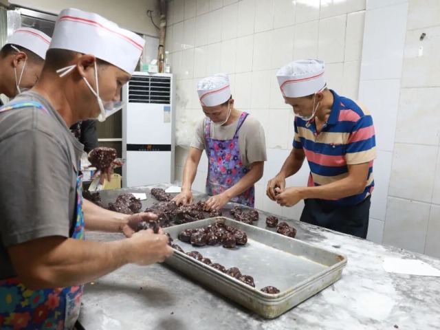 四代人接力守老味，企石这家老饼家五年公益沁人心