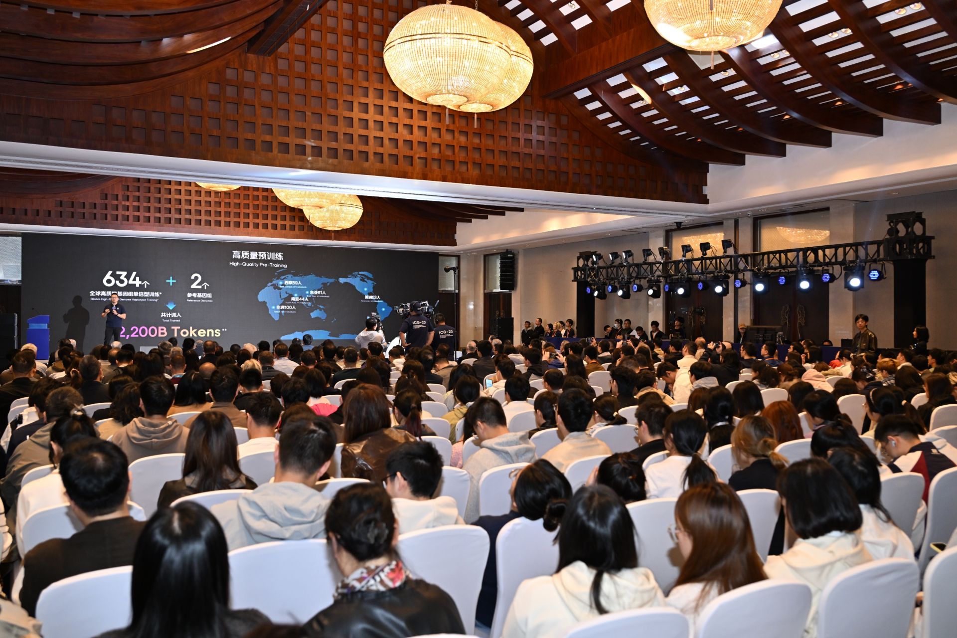 开源开放并提供两个参数版本！全球首个百亿级人类基因组基础模型Genos发布