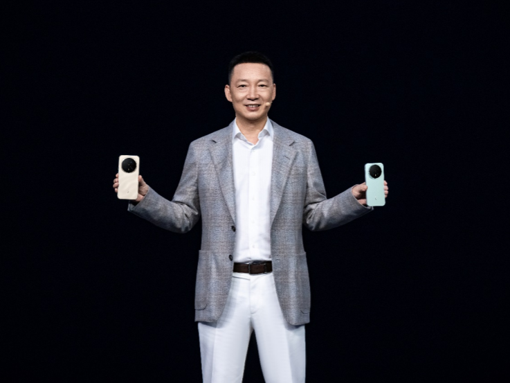 “自进化AI”+2亿超夜神长焦，荣耀Magic8系列发布！