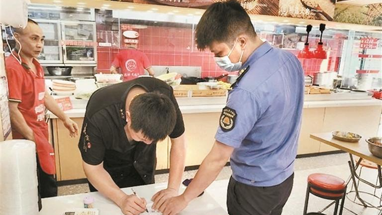 燕罗街道“亮剑”蚊媒防控 从严执法筑牢“两热”防护墙