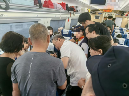 八旬阿婆在高铁突发意外！广中医深圳医院医护人员挺身救援