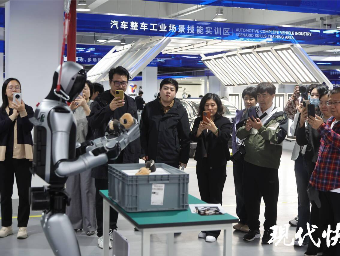 2025年全国地方媒体总编辑看无锡｜无锡市首个专注于工业场景的具身智能训练平台正式启用