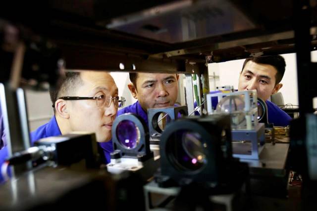 △航天员乘组在进行机柜设备操作训练