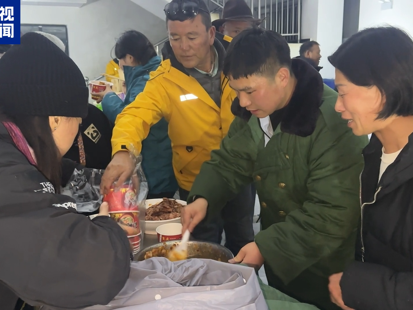 西藏定日县受降雪影响350名游客已安全返程