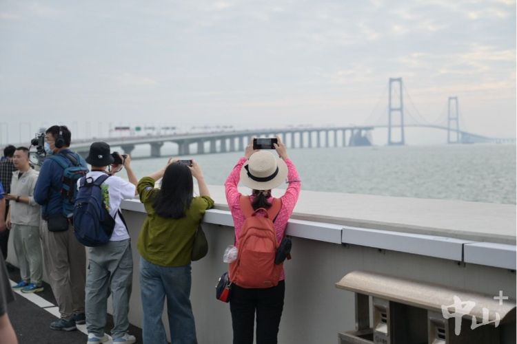 首发团走起！打卡深中通道西人工岛