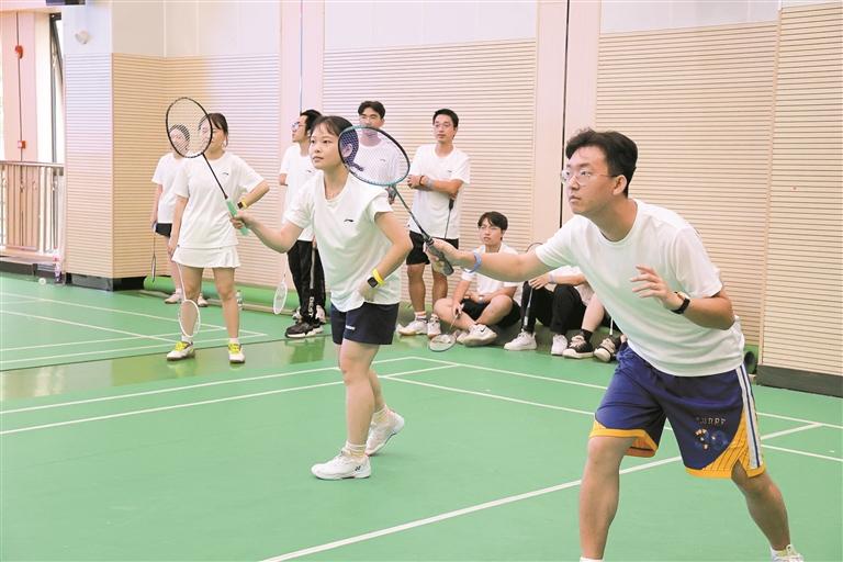 桔塘社区:青年羽毛球友谊赛活力足