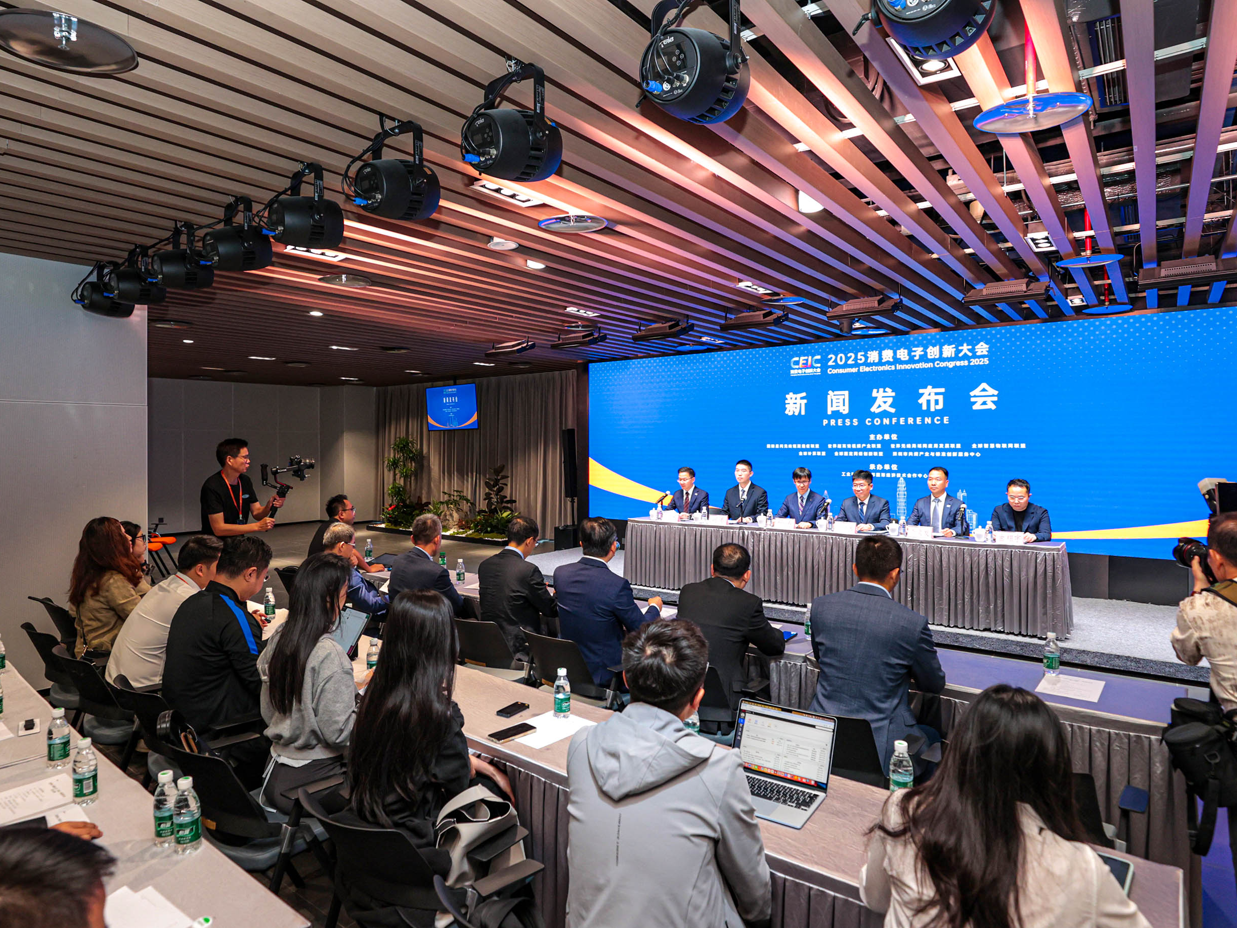 2025消费电子创新大会深圳开幕，全球300+企业齐聚福田，2000+产品首发