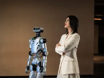 首次秋晚亮相！深圳人形机器人登上央视舞台，上演穿越“大戏”