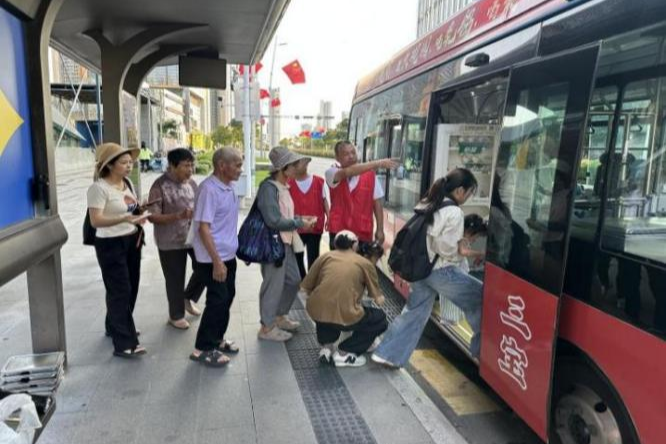 深巴第五分公司前海车队开展“党建领航志愿红，深巴服务暖前海”活动