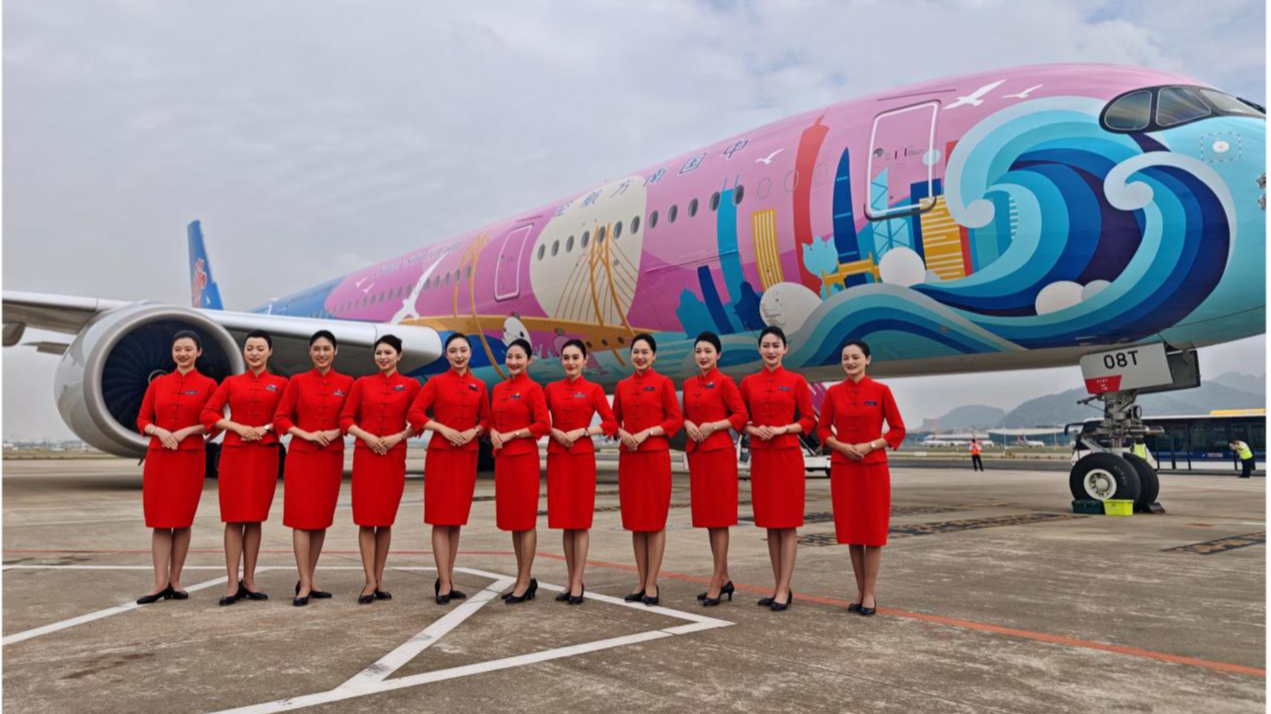 “活力湾区号”十五运会主题彩绘飞机亮相宝安