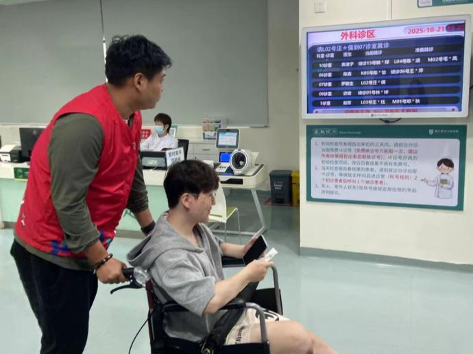 暖心护航！丽雅社区网格员全程陪伴独居骨折青年就医