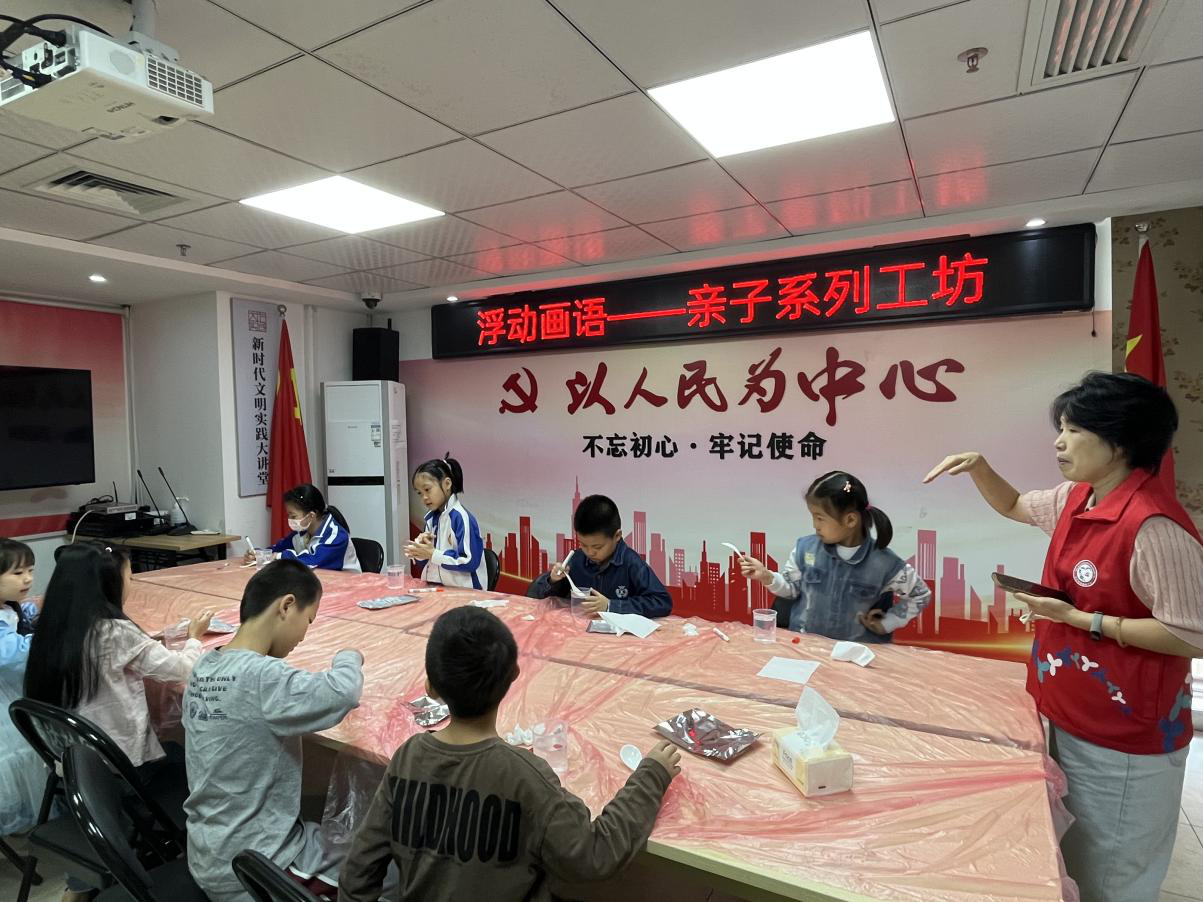 翠竹街道翠达社区开展“浮动画语”亲子工坊，亲子家庭共赴创意之约