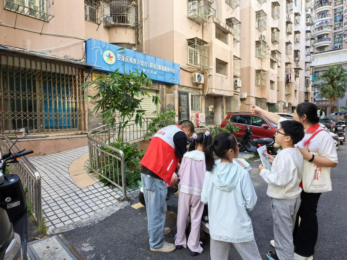 青少年化身“无障碍体验官”，翠宁社区开展安全友好共建行动