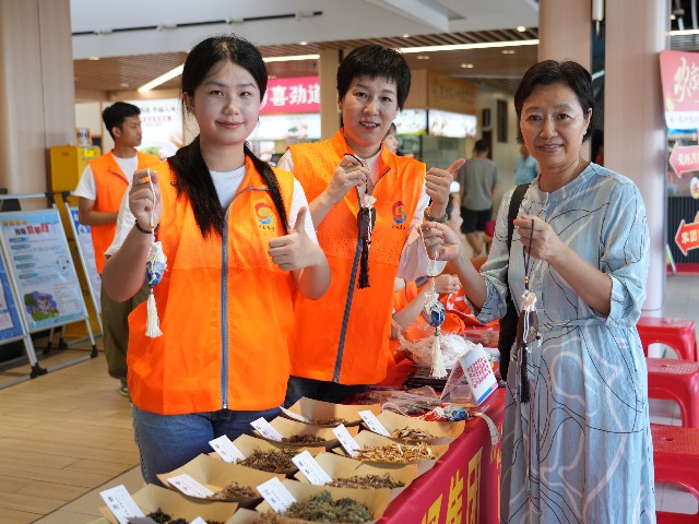 广深高速“橙马甲”暖心护航“双节”出行，志愿服务点亮团圆旅途