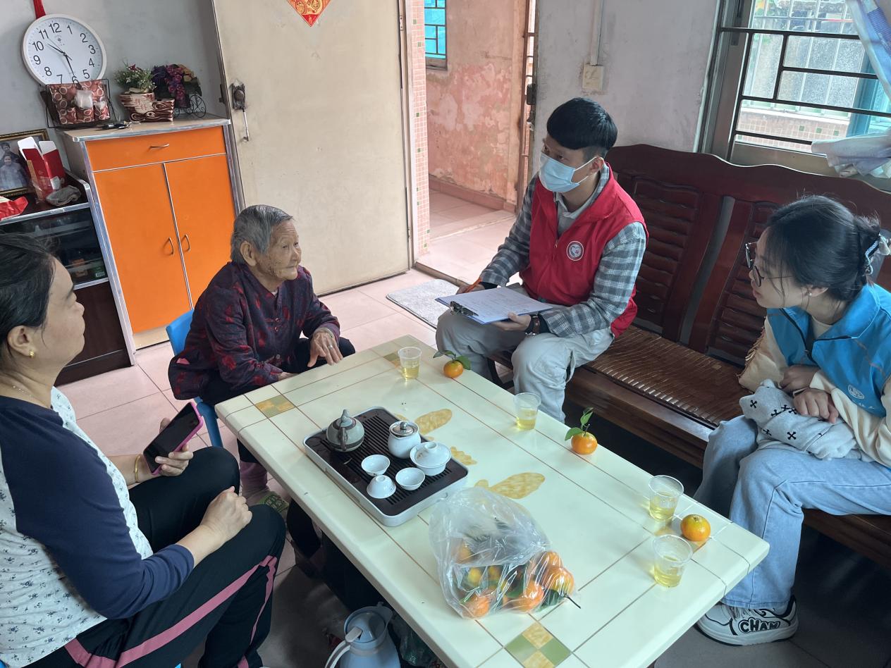 西丽街道石壁龙社区开展“敲门送暖・爱伴夕阳”社区长者关爱活动