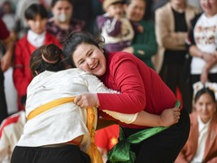 追光 | 当“她”奔跑，天山也在回应