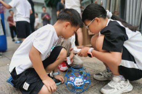 无人机足球赛炫骋蓝天!宝安新桥社区点亮少年科技梦