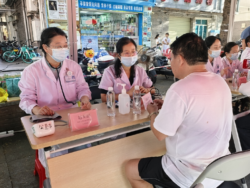 福永街道组织代表委员医疗专家义诊