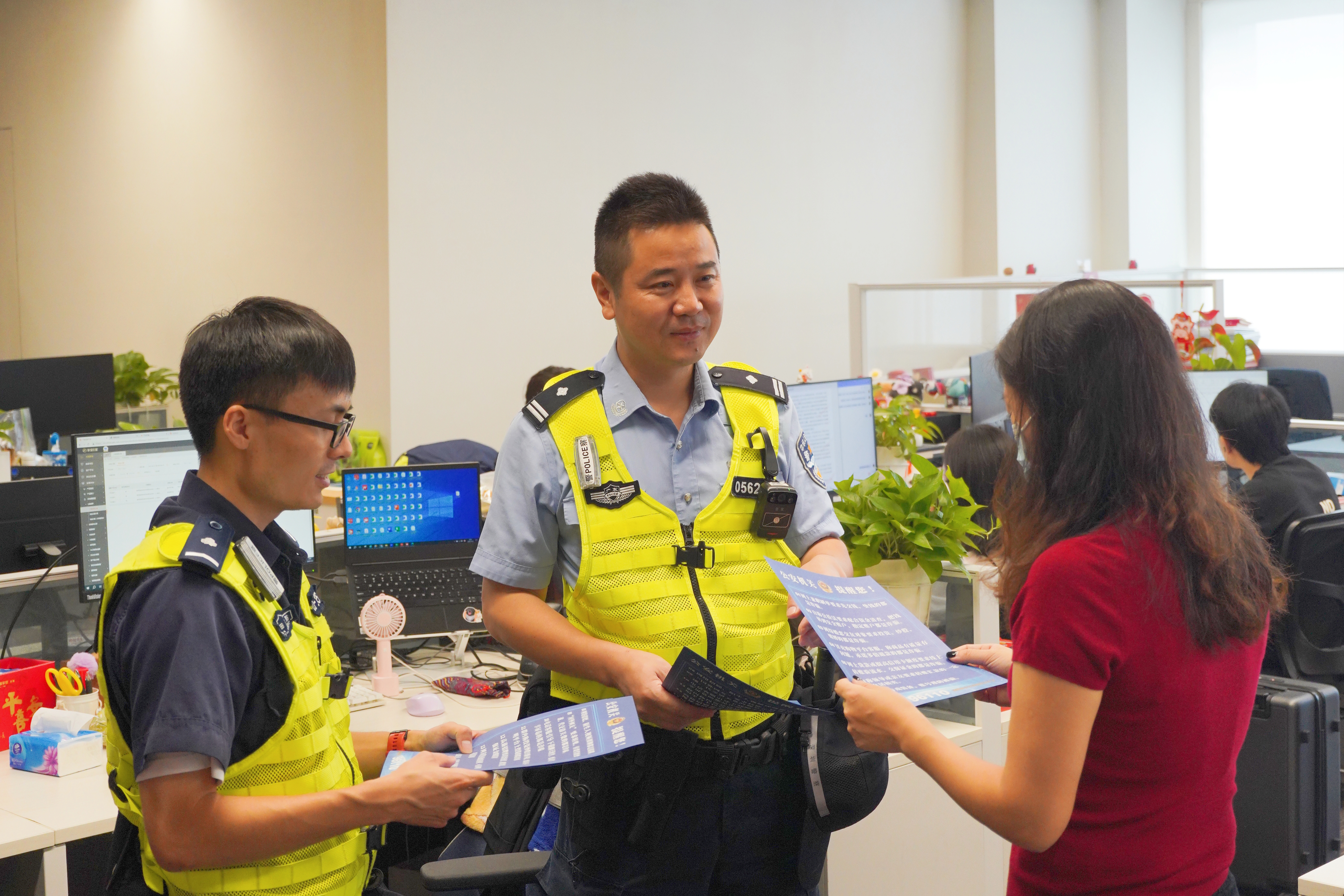 深圳福田社区民警扎根社区守民心，筑牢反诈防火墙