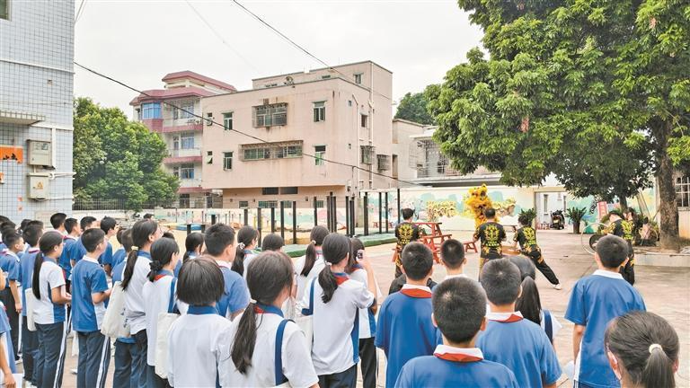 学子走进福永怀德 参观村史馆 观看醒狮表演