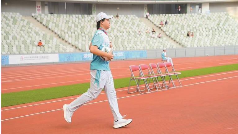 每一次弯腰，都是对体育精神的致敬——记十五运会男足U18赛事球童志愿者薛浚涛的一天