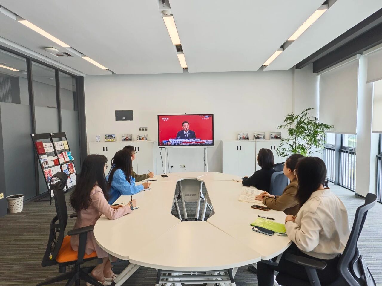 深技大师生热议党的二十届四中全会精神