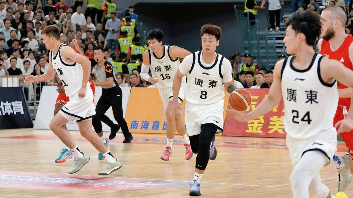 广东全运男篮继续连胜！“宏远三少”合体，2米25内线“巨无霸”登场