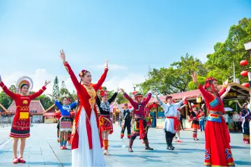 56个民族同心贺华诞！深圳锦绣中华举办国庆升旗仪式