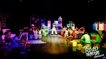 晶视频+图集｜邀娃当主角，破"玩具失踪案"！沉浸式亲子偶剧《睡衣神探》登陆滨海艺术中心