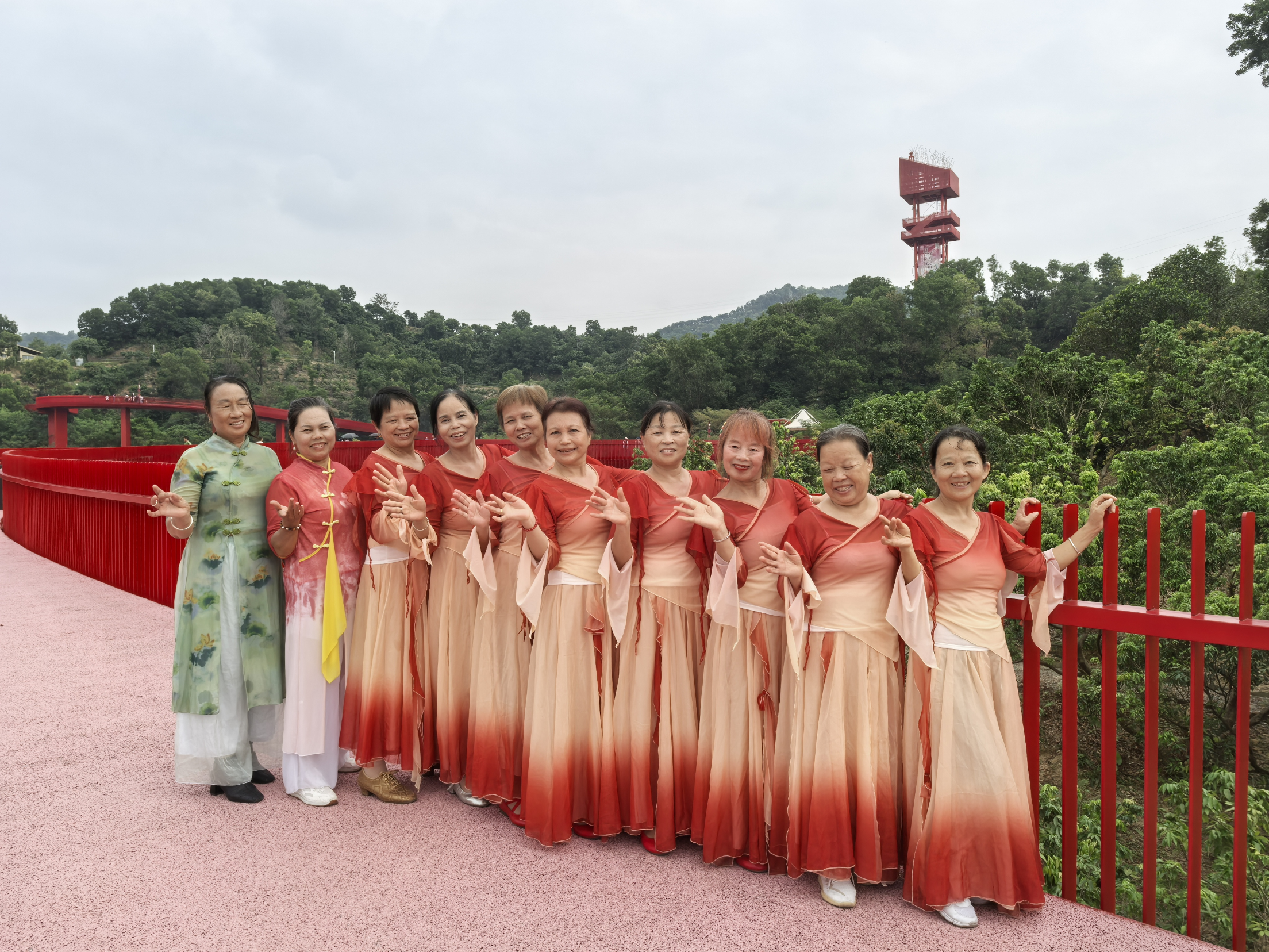 漫步虹桥赏秋韵，观澜街道君子布社区长者秋游共度欢乐时光