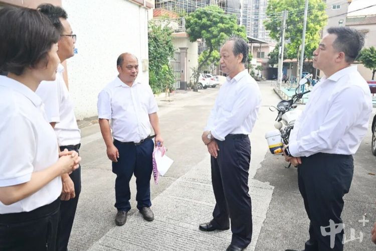 郭文海到东凤镇督导检查：动员干部群众打好疫情防控主动仗，绝不能被疫情拖着走