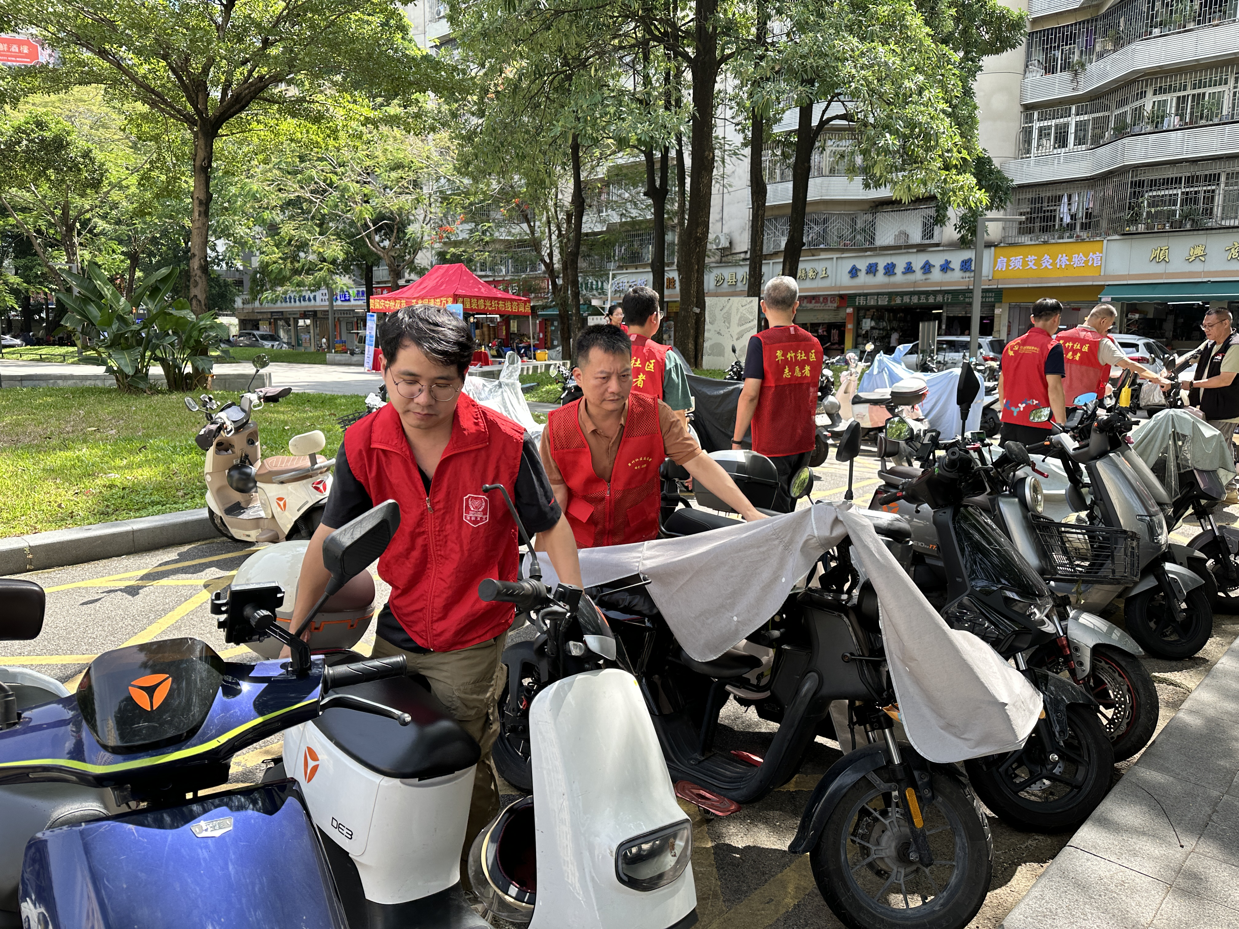 翠竹社区开展交通文明劝导主题党日活动
