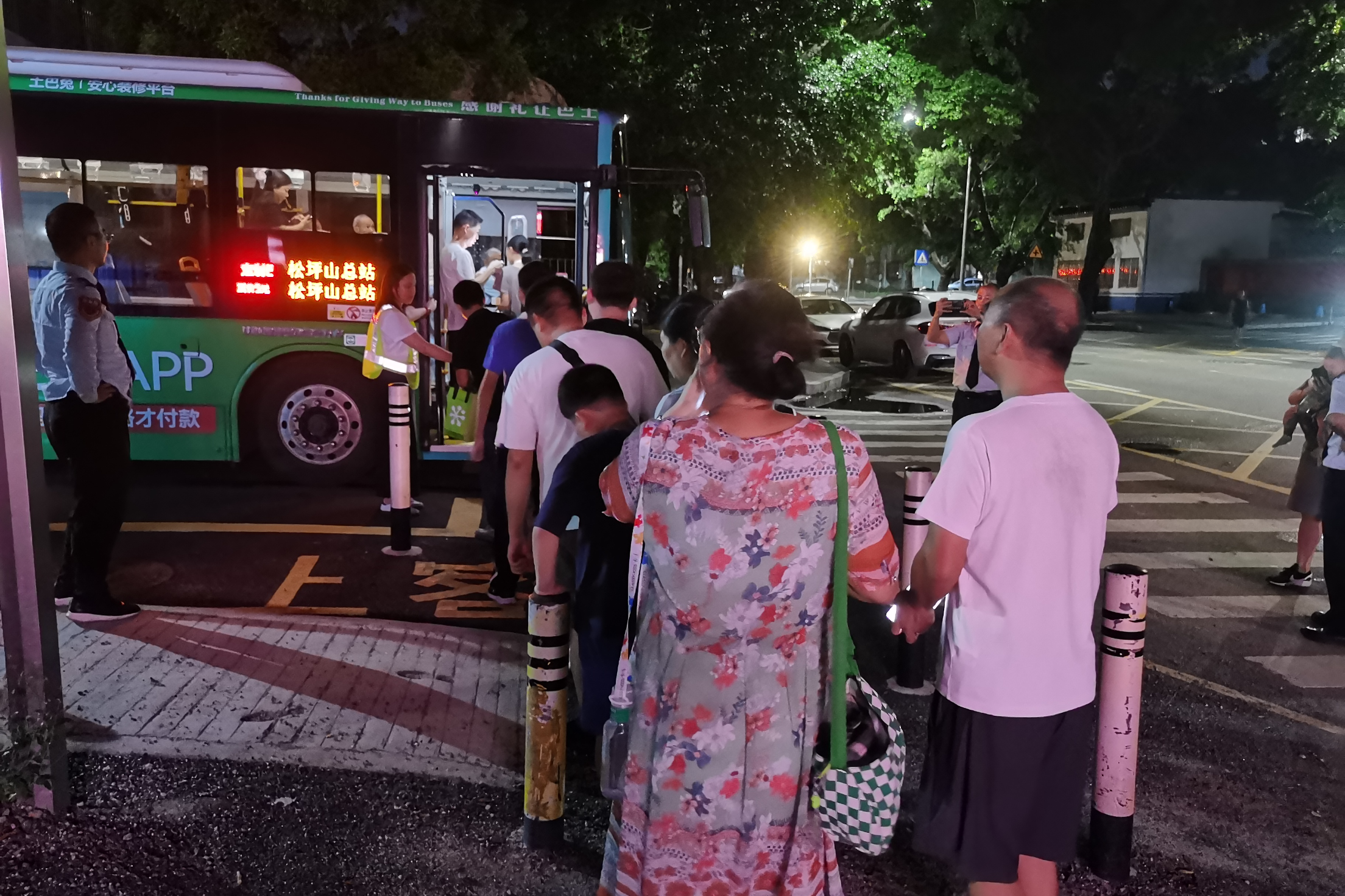 免转乘、省停车!深巴四分公司松坪山车队中秋赏月专线今晚开通,直达人才公园