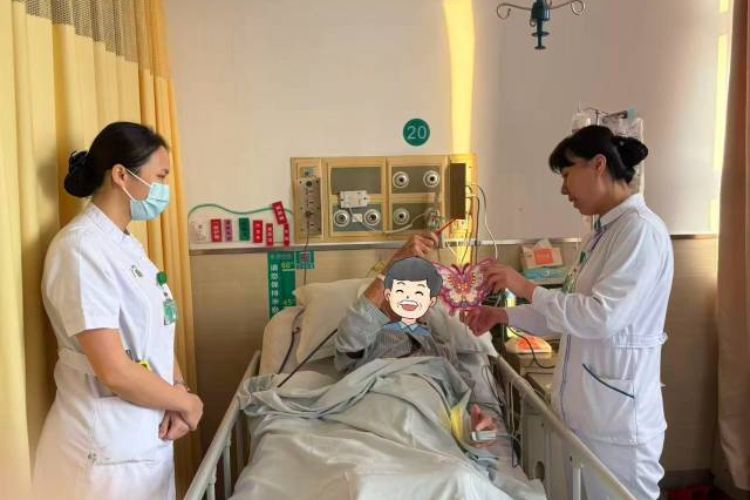 病房里的中秋味！中山市六院为百岁患者送专属花灯