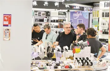 华强北各类电子产品吸引广交会大批全球采购商和游客 “这条街真是令人惊叹！”