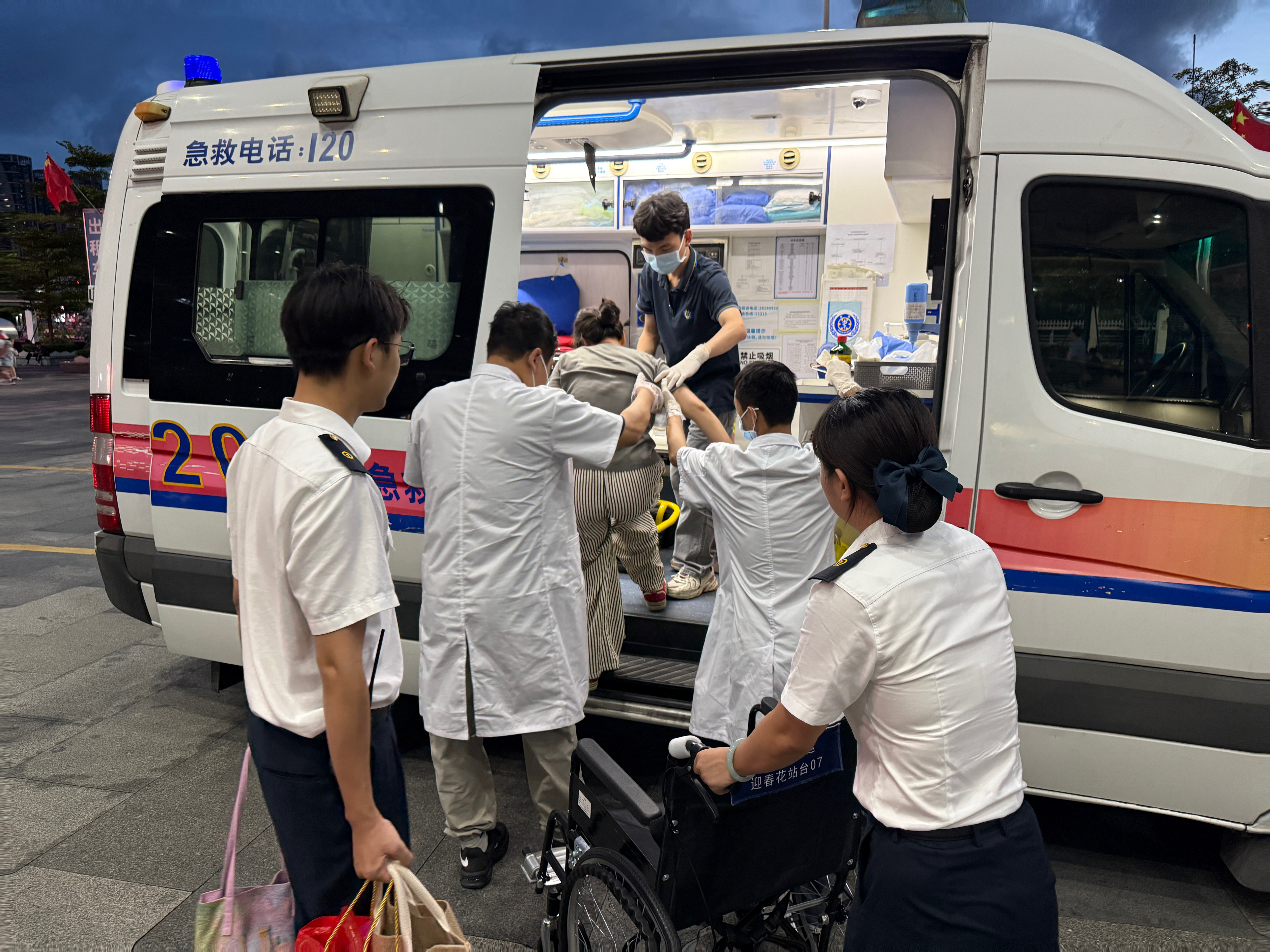 双节假期，深圳北站用巧手织就“温暖防护网”