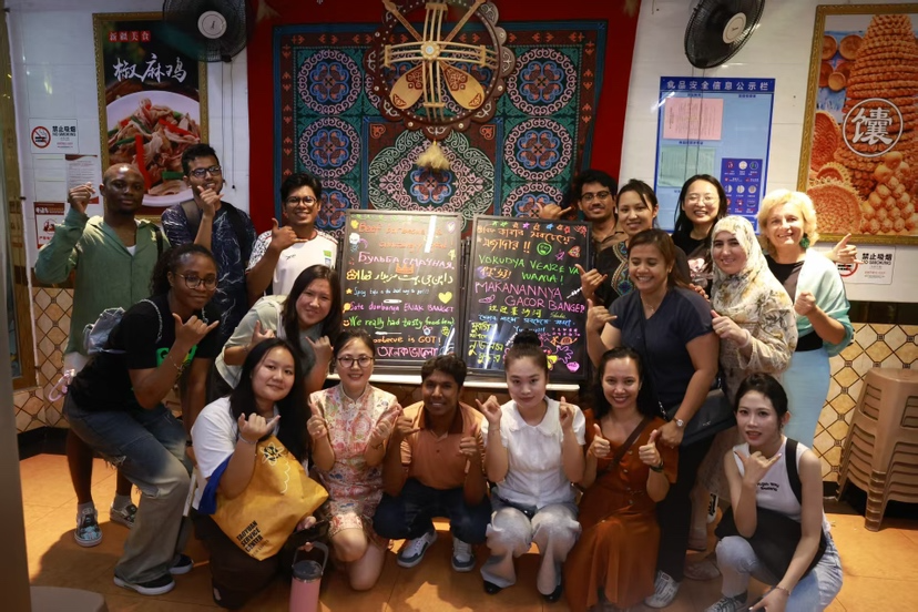 外籍友人Michelle重访石洲中路：履约任志愿推介官，续写十年石洲情