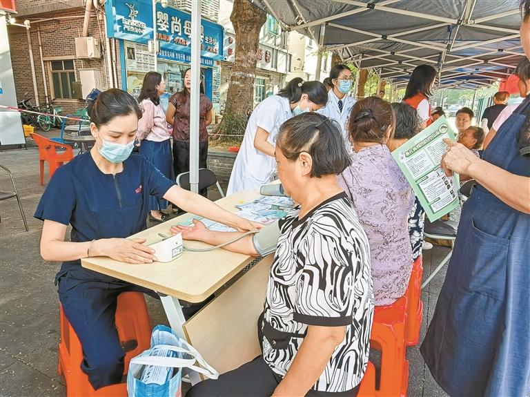 居民家门口享优质医疗服务！福永街道组织代表委员医疗专家义诊