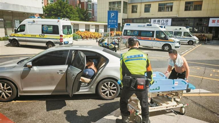龙华交警铁骑连续两天上演“生死时速”