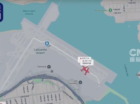 美国达美航空两架飞机滑行时低速相撞，现场画面→