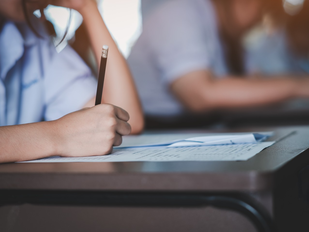 一学校全班自习课看恐怖片，学生被吓出精神障碍！责任如何划分？