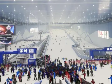 国庆中秋假期，前海冰雪世界迎来市民滑雪热