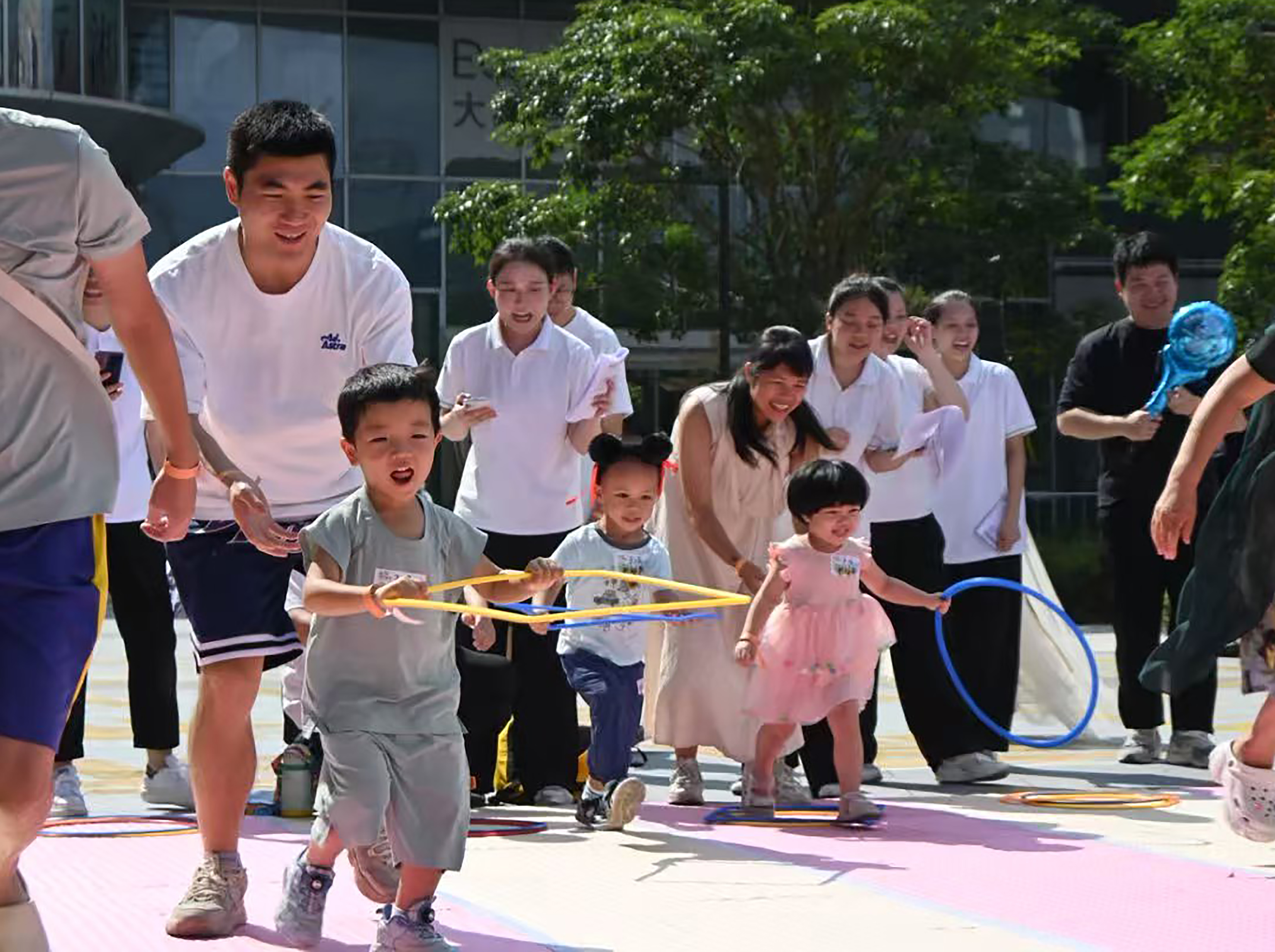 亲子齐上阵，玩嗨双子塔！亲子运动会温暖开展