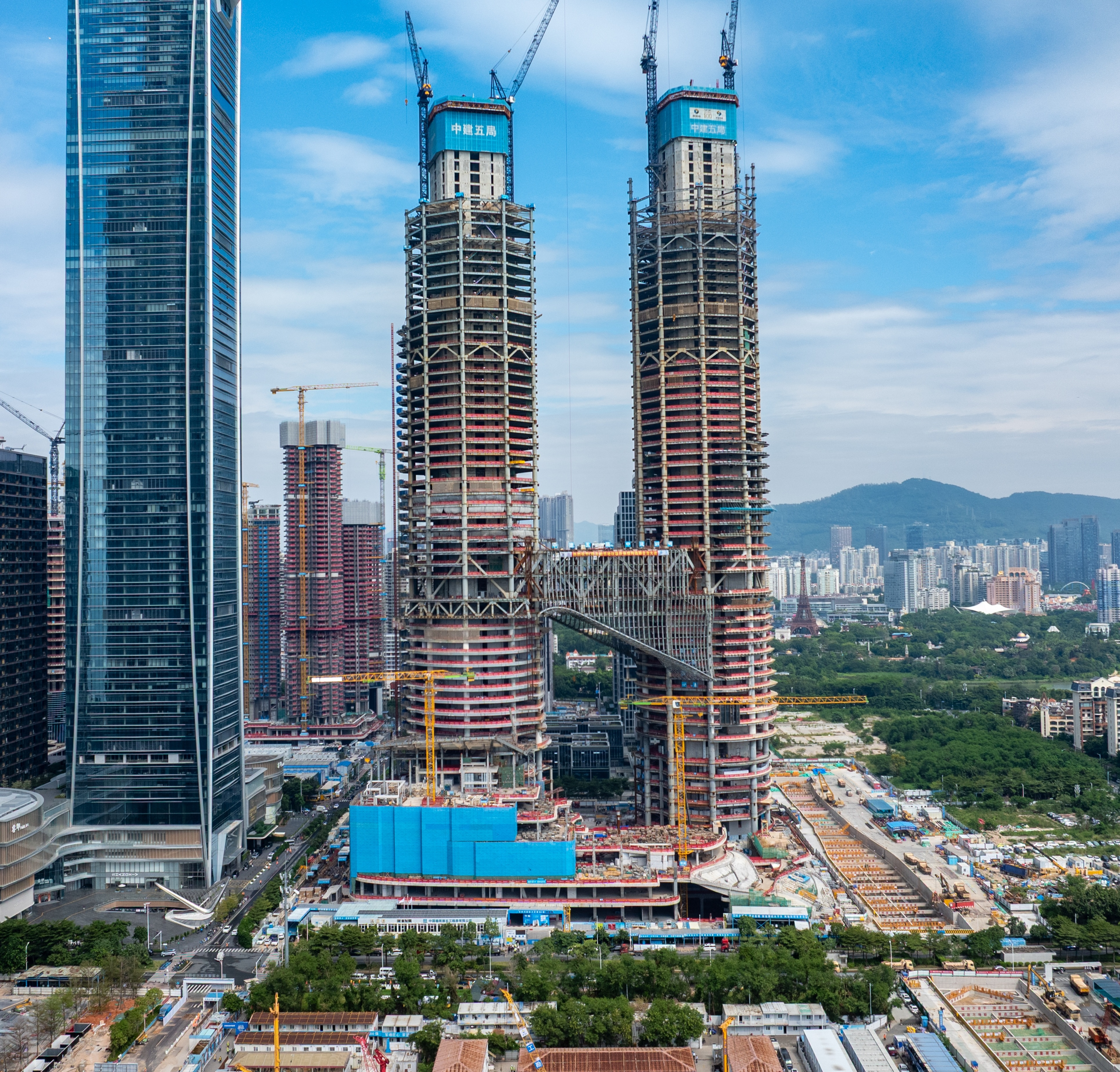 6000吨连廊百米高空“牵手” 深超总C塔项目建设取得阶段性进展