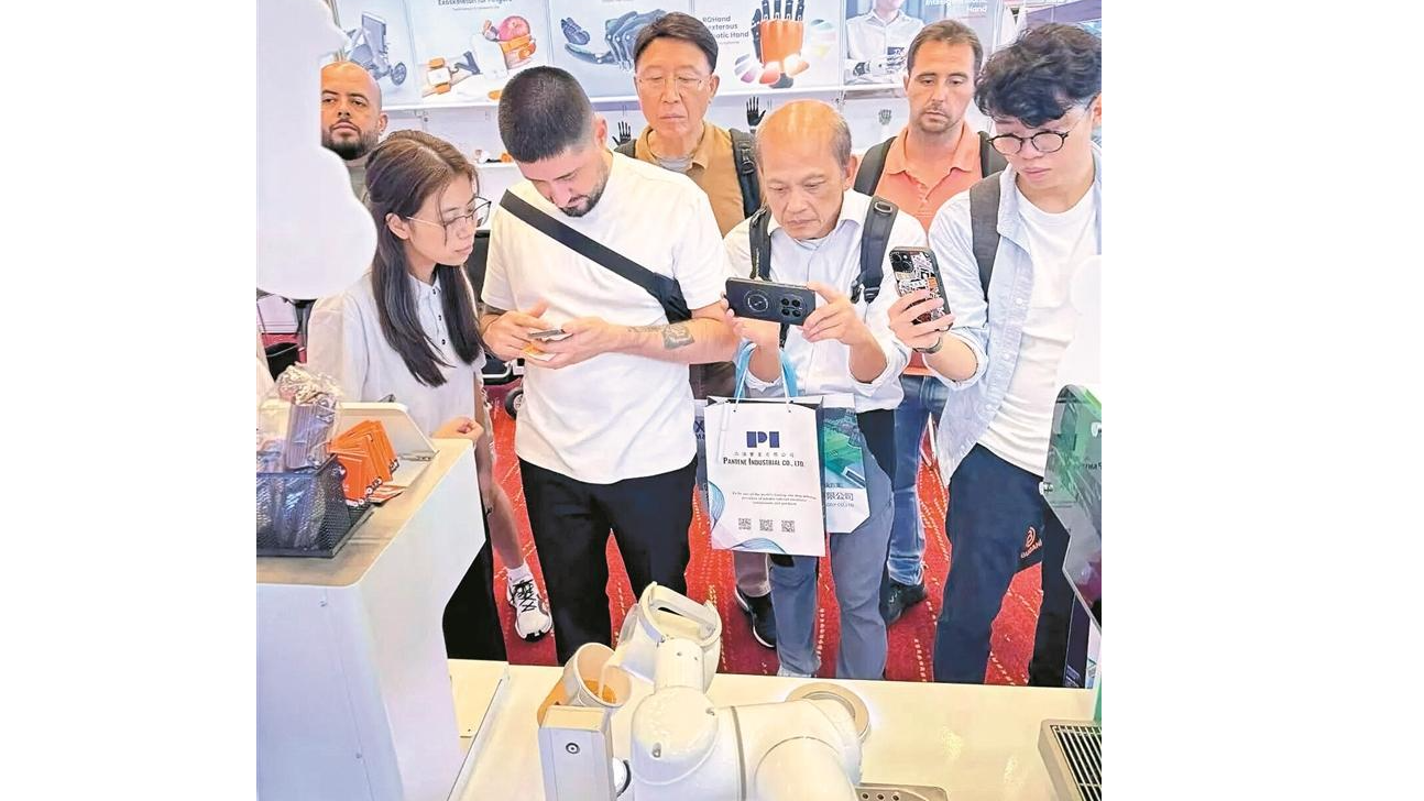 安诺机器人惊艳香港电子展 首秀即成“人气王” 领跑AI智饮赛道