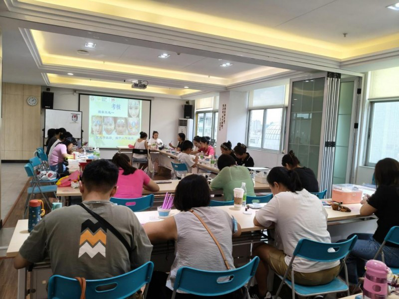 孤独症家庭女性逐梦“美丽人生” “星蝶翼彩”技能培训考核落幕
